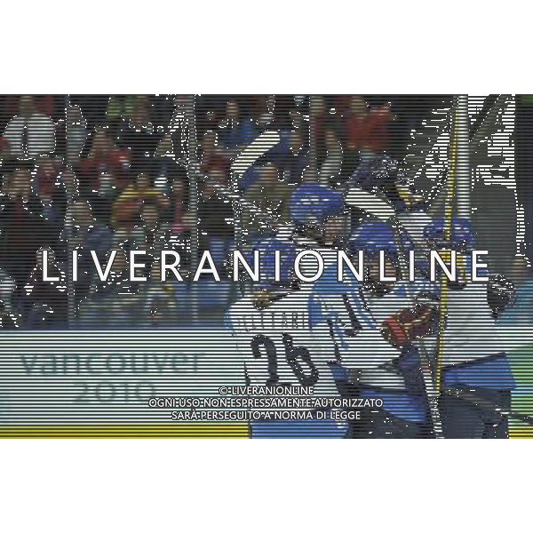 (100216) -- VANCOUVER, Feb. 16, 2010 () -- Players of Finland celebrate after scoring during the women\'s preliminary round group B match of ice hockey with China at the 2010 Winter Olympic Games in Vancouver, Canada, on Feb. 16, 2010. China lost 1-2. (/Wu Wei) (hy) /Agenzia Aldo Liverani Sas - ITALY ONLY - 21mi GIOCHI OLIMPICI INVERNALI OLIMPIADI DI VANCOUVER 2010 (CANADA)
