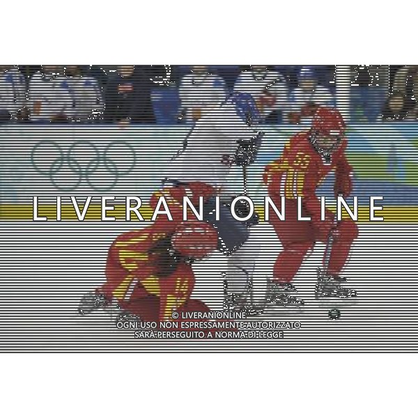 (100216) -- VANCOUVER, Feb. 16, 2010 () -- China\'s Qi Xueting (R) and Sun Rui (L) fight with a Finland player during the women\'s preliminary round group B match of ice hockey at the 2010 Winter Olympic Games in Vancouver, Canada, on Feb. 16, 2010. China lost 1-2. (/Wu Wei) (hy) /Agenzia Aldo Liverani Sas - ITALY ONLY - 21mi GIOCHI OLIMPICI INVERNALI OLIMPIADI DI VANCOUVER 2010 (CANADA)