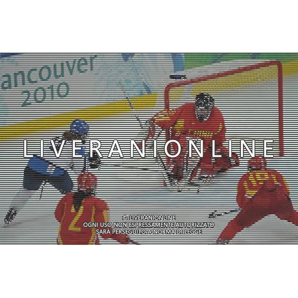 (100216) -- VANCOUVER, Feb. 16, 2010 () -- China\'s Shi Yao (2nd R) defends during the women\'s preliminary round group B match of ice hockey with Finland at the 2010 Winter Olympic Games in Vancouver, Canada, on Feb. 16, 2010. China lost 1-2. (/Wu Wei) (hy) /Agenzia Aldo Liverani Sas - ITALY ONLY - 21mi GIOCHI OLIMPICI INVERNALI OLIMPIADI DI VANCOUVER 2010 (CANADA)