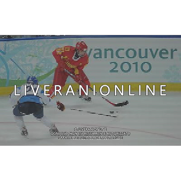 (100216) -- VANCOUVER, Feb. 16, 2010 () -- China\'s Zhang Ben (R) fights with Finland\'s Heidi Pelttari during the women\'s preliminary round group B match of ice hockey at the 2010 Winter Olympic Games in Vancouver, Canada, on Feb. 16, 2010. China lost 1-2. (/Wu Wei) (hy) /Agenzia Aldo Liverani Sas - ITALY ONLY - 21mi GIOCHI OLIMPICI INVERNALI OLIMPIADI DI VANCOUVER 2010 (CANADA)