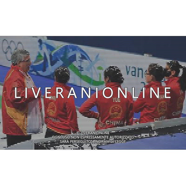 (100217) -- VANCOUVER, Feb. 17, 2010 () -- China\'s coach Daniel Rafael (L) instructs during the women\'s curling round robin match against Switzerland at the 2010 Winter Olympic Games in the Vancouver, Canada, on Feb. 17, 2010. China won 8-6. (/Qi Heng) (hy) /Agenzia Aldo Liverani Sas - ITALY ONLY CANADA: 21mi GIOCHI OLIMPICI INVERNALI OLIMPIADI DI VANCOUVER 2010