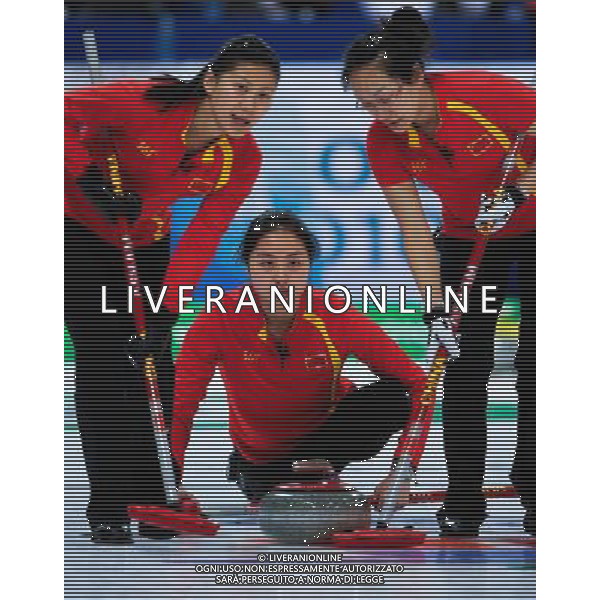 (100217) -- VANCOUVER, Feb. 17, 2010 () -- China\'s Yue Qingshuang (C) looks the shot during the women\'s curling round robin match against Switzerland at the 2010 Winter Olympic Games in the Vancouver, Canada, on Feb. 17, 2010. China won 8-6. (/Qi Heng) (hy) /Agenzia Aldo Liverani Sas - ITALY ONLY CANADA: 21mi GIOCHI OLIMPICI INVERNALI OLIMPIADI DI VANCOUVER 2010