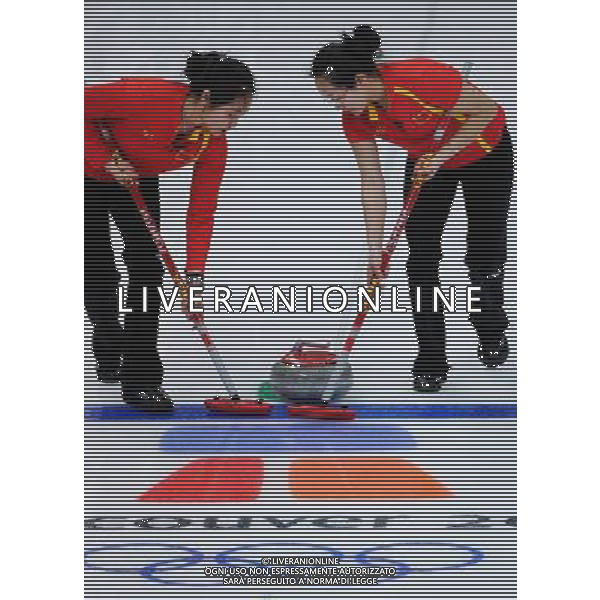 (100217) -- VANCOUVER, Feb. 17, 2010 () -- China\'s Yue Qingshuang (L) and Zhou Yan brush the ice during the women\'s curling round robin match against Switzerland at the 2010 Winter Olympic Games in the Vancouver, Canada, on Feb. 17, 2010. China won 8-6. (/Qi Heng) (hy) /Agenzia Aldo Liverani Sas - ITALY ONLY CANADA: 21mi GIOCHI OLIMPICI INVERNALI OLIMPIADI DI VANCOUVER 2010