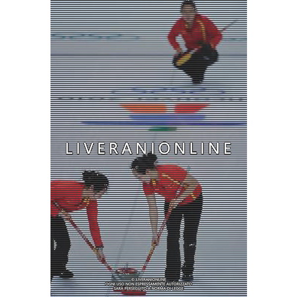 (100217) -- VANCOUVER, Feb. 17, 2010 () -- China\'s Yue Qingshuang (L) and Zhou Yan (Front, R) brush the ice during the women\'s curling round robin match against Switzerland at the 2010 Winter Olympic Games in the Vancouver, Canada, on Feb. 17, 2010. China won 8-6. (/Qi Heng) (hy) /Agenzia Aldo Liverani Sas - ITALY ONLY CANADA: 21mi GIOCHI OLIMPICI INVERNALI OLIMPIADI DI VANCOUVER 2010
