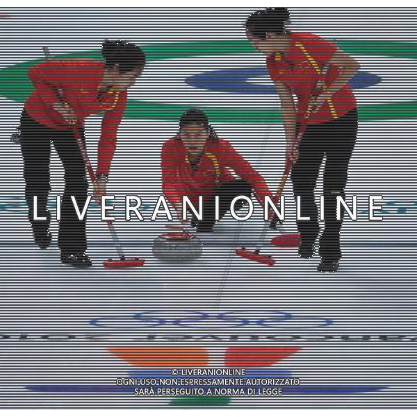 (100217) -- VANCOUVER, Feb. 17, 2010 () -- China\'s Liu Yin (C) throws the stone during the women\'s curling round robin match against Switzerland at the 2010 Winter Olympic Games in the Vancouver, Canada, on Feb. 17, 2010. China won 8-6. (/Qi Heng) (hy) /Agenzia Aldo Liverani Sas - ITALY ONLY CANADA: 21mi GIOCHI OLIMPICI INVERNALI OLIMPIADI DI VANCOUVER 2010