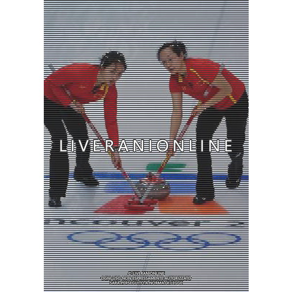(100217) -- VANCOUVER, Feb. 17, 2010 () -- China\'s Yue Qingshuang (L) and Zhou Yan brush the ice during the women\'s curling round robin match against Switzerland at the 2010 Winter Olympic Games in the Vancouver, Canada, on Feb. 17, 2010. China won 8-6. (/Qi Heng) (hy) /Agenzia Aldo Liverani Sas - ITALY ONLY CANADA: 21mi GIOCHI OLIMPICI INVERNALI OLIMPIADI DI VANCOUVER 2010