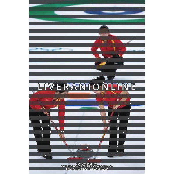 (100217) -- VANCOUVER, Feb. 17, 2010 () -- China\'s Zhou Yan (R) and Yue Qingshuang (L) brush the ice during the women\'s curling round robin match against Switzerland at the 2010 Winter Olympic Games in the Vancouver, Canada, on Feb. 17, 2010. China won 8-6. (/Qi Heng) (hy) /Agenzia Aldo Liverani Sas - ITALY ONLY CANADA: 21mi GIOCHI OLIMPICI INVERNALI OLIMPIADI DI VANCOUVER 2010