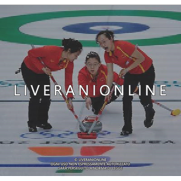(100217) -- VANCOUVER, Feb. 17, 2010 () -- China\'s Wang Bingyu (C) throws the stone during the women\'s curling round robin match against Switzerland at the 2010 Winter Olympic Games in the Vancouver, Canada, on Feb. 17, 2010. China won 8-6. (/Qi Heng) (hy) /Agenzia Aldo Liverani Sas - ITALY ONLY CANADA: 21mi GIOCHI OLIMPICI INVERNALI OLIMPIADI DI VANCOUVER 2010