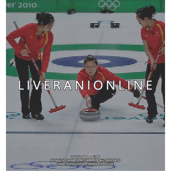 (100217) -- VANCOUVER, Feb. 17, 2010 () -- China\'s Wang Bingyu (C) throws the stone during the women\'s curling round robin match against Switzerland at the 2010 Winter Olympic Games in the Vancouver, Canada, on Feb. 17, 2010. China won 8-6. (/Qi Heng) (hy) /Agenzia Aldo Liverani Sas - ITALY ONLY CANADA: 21mi GIOCHI OLIMPICI INVERNALI OLIMPIADI DI VANCOUVER 2010