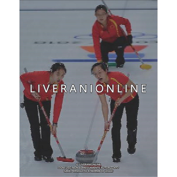 (100217) -- VANCOUVER, Feb. 17, 2010 () -- China\'s Zhou Yan (R) and Yue Qingshuang (L) brush the ice during the women\'s curling round robin match against Switzerland at the 2010 Winter Olympic Games in the Vancouver, Canada, on Feb. 17, 2010. China won 8-6. (/Qi Heng) (hy) /Agenzia Aldo Liverani Sas - ITALY ONLY CANADA: 21mi GIOCHI OLIMPICI INVERNALI OLIMPIADI DI VANCOUVER 2010