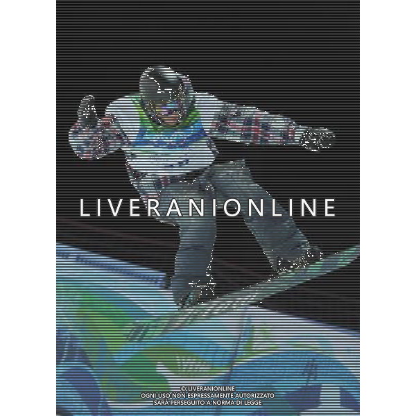 (100217) -- VANCOUVER, Feb. 17, 2010 () -- Scott Lago of the United States competes during the men\'s halfpipe final of snowboarding at the 2010 Winter Olympic Games in Vancouver, Canada, Feb. 17, 2010. Scott Lago won a bronze medal of the event with 42.8 points. (/Wu Wei) /Agenzia Aldo Liverani Sas - ITALY ONLY CANADA: 21mi GIOCHI OLIMPICI INVERNALI OLIMPIADI DI VANCOUVER 2010