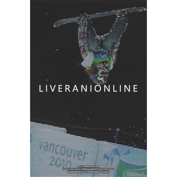 (100217) -- VANCOUVER, Feb. 17, 2010 () -- Shaun White of the United States acts during the men\'s halfpipe final of snowboarding at the 2010 Winter Olympic Games in Vancouver, Canada, Feb. 17, 2010. Shaun White won the title of the event with 48.4 points. (/Wu Wei) /Agenzia Aldo Liverani Sas - ITALY ONLY CANADA: 21mi GIOCHI OLIMPICI INVERNALI OLIMPIADI DI VANCOUVER 2010