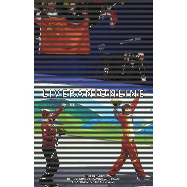 (100217) -- VANCOUVER, Feb. 17, 2010 () -- China\'s Wang Meng (R) greets the audience after the women\'s 500m final of short track speed skating at the 2010 Winter Olympic Games in Vancouver, Canada, Feb. 17, 2010. Wang Meng claimed the title of the event with a time of 43.048 seconds. (/Yang Lei) /Agenzia Aldo Liverani Sas - ITALY ONLY CANADA: 21mi GIOCHI OLIMPICI INVERNALI OLIMPIADI DI VANCOUVER 2010