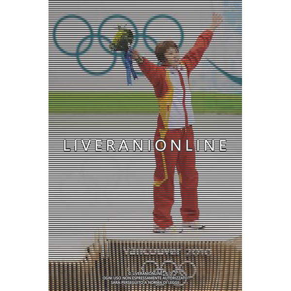 (100217) -- VANCOUVER, Feb. 17, 2010 () -- China\'s Wang Meng greets the audience on the podium for the women\'s 500m final of short track speed skating at the 2010 Winter Olympic Games in Vancouver, Canada, Feb. 17, 2010. Wang Meng claimed the title of the event with a time of 43.048 seconds. (/Yang Lei) /Agenzia Aldo Liverani Sas - ITALY ONLY CANADA: 21mi GIOCHI OLIMPICI INVERNALI OLIMPIADI DI VANCOUVER 2010