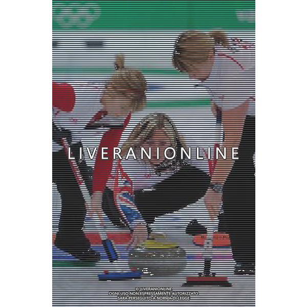 (100217) -- VANCOUVER, Feb. 17, 2010 () -- Eve Muirhead (C) of Great Britain throws the stone during their match against China in the 2010 Winter Olympic Games women\'s curling at the Vancouver Olympic Centre, Canada, Feb. 17, 2010. China lost the match 4-5. (/Qi Heng) /Agenzia Aldo Liverani Sas - ITALY ONLY CANADA: 21mi GIOCHI OLIMPICI INVERNALI OLIMPIADI DI VANCOUVER 2010