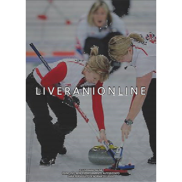 (100217) -- VANCOUVER, Feb. 17, 2010 () -- Kelly Wood (L) and Lorna Vevers of Great Britain brush the ice during their match against China in the 2010 Winter Olympic Games women\'s curling at the Vancouver Olympic Centre, Canada, Feb. 17, 2010. China lost the match 4-5. (/Qi Heng) /Agenzia Aldo Liverani Sas - ITALY ONLY CANADA: 21mi GIOCHI OLIMPICI INVERNALI OLIMPIADI DI VANCOUVER 2010