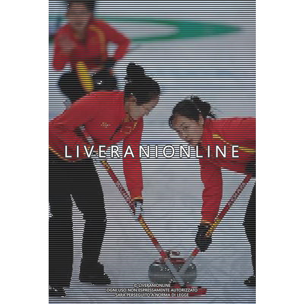 (100217) -- VANCOUVER, Feb. 17, 2010 () -- China\'s Yue Qingshuang (R) and Zhou Yan brush the ice during their match against Britain in the 2010 Winter Olympic Games women\'s curling at the Vancouver Olympic Centre, Canada, Feb. 17, 2010. China lost the match 4-5. (/Qi Heng) /Agenzia Aldo Liverani Sas - ITALY ONLY CANADA: 21mi GIOCHI OLIMPICI INVERNALI OLIMPIADI DI VANCOUVER 2010