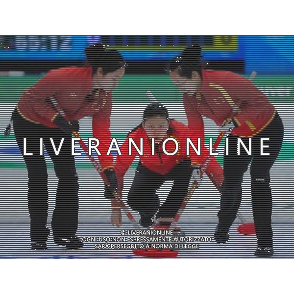 (100217) -- VANCOUVER, Feb. 17, 2010 () -- China\'s Liu Yin (C) throws the stone during the match against Britain in the 2010 Winter Olympic Games women\'s curling at the Vancouver Olympic Centre, Canada, Feb. 17, 2010. China lost the match 4-5. (/Qi Heng) /Agenzia Aldo Liverani Sas - ITALY ONLY CANADA: 21mi GIOCHI OLIMPICI INVERNALI OLIMPIADI DI VANCOUVER 2010