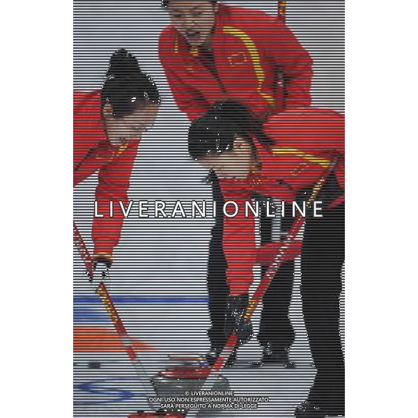 (100217) -- VANCOUVER, Feb. 17, 2010 () -- China\'s Zhou Yan (L) and Liu Yin (R) brush the ice during their match against Britain in the 2010 Winter Olympic Games women\'s curling at the Vancouver Olympic Centre, Canada, Feb. 17, 2010. China lost the match 4-5. (/Qi Heng) /Agenzia Aldo Liverani Sas - ITALY ONLY CANADA: 21mi GIOCHI OLIMPICI INVERNALI OLIMPIADI DI VANCOUVER 2010