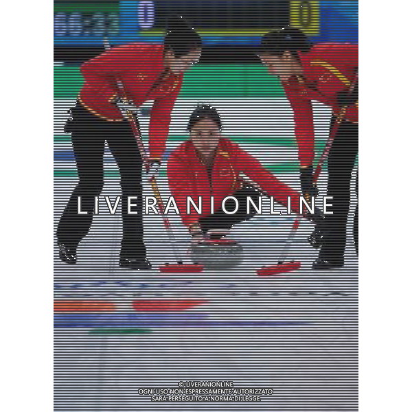 (100217) -- VANCOUVER, Feb. 17, 2010 () -- China\'s Yue Qingshuang (C) throws the stone during the match against Britain in the 2010 Winter Olympic Games women\'s curling at the Vancouver Olympic Centre, Canada, Feb. 17, 2010. China lost the match 4-5. (/Qi Heng) /Agenzia Aldo Liverani Sas - ITALY ONLY CANADA: 21mi GIOCHI OLIMPICI INVERNALI OLIMPIADI DI VANCOUVER 2010