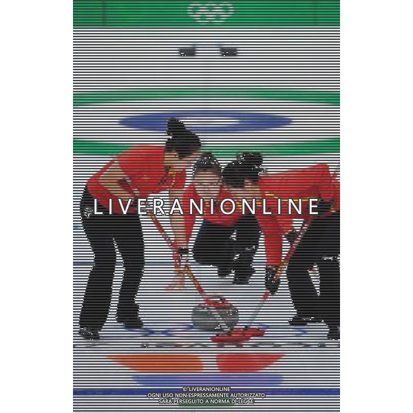 (100217) -- VANCOUVER, Feb. 17, 2010 () -- China\'s Yue Qingshuang (R) and Zhou Yan (L) brush the ice during their match against Britain in the 2010 Winter Olympic Games women\'s curling at the Vancouver Olympic Centre, Canada, Feb. 17, 2010. China lost the match 4-5. (/Qi Heng) /Agenzia Aldo Liverani Sas - ITALY ONLY CANADA: 21mi GIOCHI OLIMPICI INVERNALI OLIMPIADI DI VANCOUVER 2010