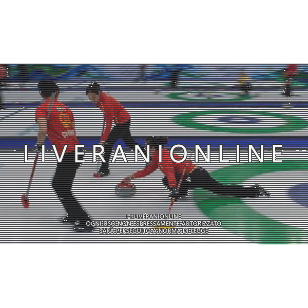 (100217) -- VANCOUVER, Feb. 17, 2010 () -- China\'s Wang Bingyu (R) throws the stone during their match against Britain in the 2010 Winter Olympic Games women\'s curling at the Vancouver Olympic Centre, Canada, Feb. 17, 2010. China lost the match 4-5. (/Qi Heng) /Agenzia Aldo Liverani Sas - ITALY ONLY CANADA: 21mi GIOCHI OLIMPICI INVERNALI OLIMPIADI DI VANCOUVER 2010