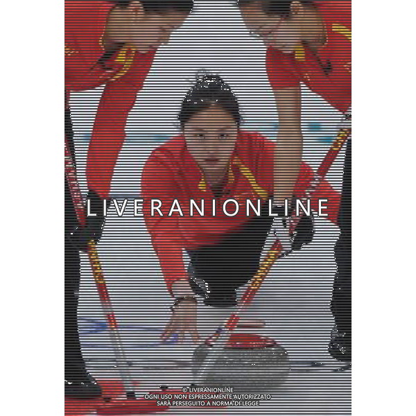 (100217) -- VANCOUVER, Feb. 17, 2010 () -- China\'s Yue Qingshuang (C) throws the stone during their match against Britain in the 2010 Winter Olympic Games women\'s curling at the Vancouver Olympic Centre, Canada, Feb. 17, 2010. China lost the match 4-5. (/Qi Heng) /Agenzia Aldo Liverani Sas - ITALY ONLY CANADA: 21mi GIOCHI OLIMPICI INVERNALI OLIMPIADI DI VANCOUVER 2010
