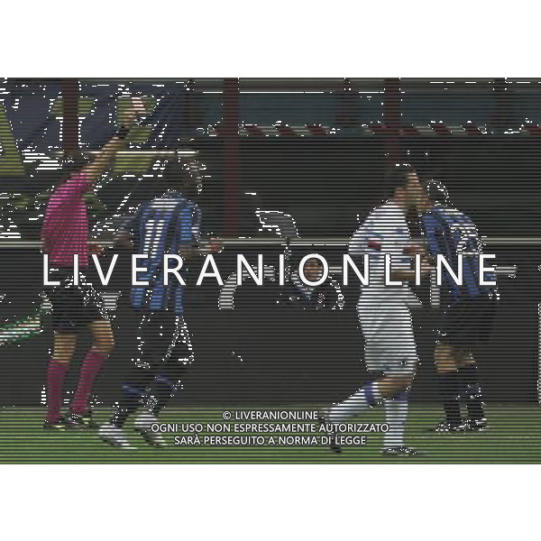 INTER - SAMPDORIA CAMPIONATO CALCIO SERIE A TIM 20/02/2010 NELLA FOTO L\'ARBITRO TAGLIAVENTO ESTRAE IL CARTELLINO ROSSO PER L\'ESPULSIONE DI WALTER SAMUEL ©LUZZANI/AGENZIA ALDO LIVERANI SAS