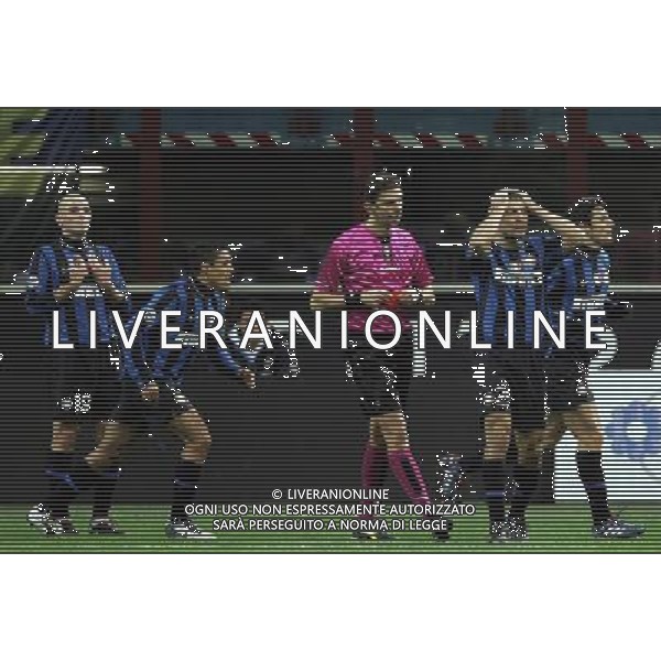 INTER - SAMPDORIA CAMPIONATO CALCIO SERIE A TIM 20/02/2010 NELLA FOTO L\'ARBITRO TAGLIAVENTO ESTRAE IL CARTELLINO ROSSO PER L\'ESPULSIONE DI WALTER SAMUEL ©LUZZANI/AGENZIA ALDO LIVERANI SAS