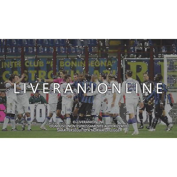 INTER - SAMPDORIA CAMPIONATO CALCIO SERIE A TIM 20/02/2010 NELLA FOTO LE PROTESTE DEI GIOCATORI DELL\'INTER CON L\'ARBITRO TAGLIAVENTO DOPO L\'ESPULSIONE DI WALTER SAMUEL ©LUZZANI/AGENZIA ALDO LIVERANI SAS