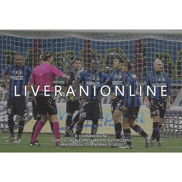 INTER - SAMPDORIA CAMPIONATO CALCIO SERIE A TIM 20/02/2010 NELLA FOTO ARBITRO TAGLIAVENTO CON I GIOCATORI DELL\'INTER NELLA PRIMA AMMONIZIONE PER CORDOBA ©LUZZANI/AGENZIA ALDO LIVERANI SAS