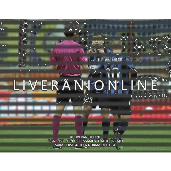 INTER - SAMPDORIA CAMPIONATO CALCIO SERIE A TIM 20/02/2010 NELLA FOTO ARBITRO TAGLIAVENTO PER LA PRIMA AMMONIZIONE DI WALTER SAMUEL ©LUZZANI/AGENZIA ALDO LIVERANI SAS