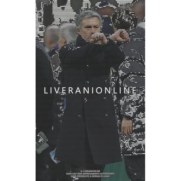 INTER - SAMPDORIA CAMPIONATO CALCIO SERIE A TIM 20/02/2010 NELLA FOTO JOSE\' MOURINHO FA IL GESTO DELLE MANI LEGATE RIVOLTO ALLE DECISIONI DELL\'ARBITRO ©LUZZANI/AGENZIA ALDO LIVERANI SAS