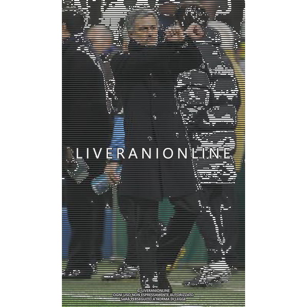INTER - SAMPDORIA CAMPIONATO CALCIO SERIE A TIM 20/02/2010 NELLA FOTO JOSE\' MOURINHO FA IL GESTO DELLE MANI LEGATE RIVOLTO ALLE DECISIONI DELL\'ARBITRO ©LUZZANI/AGENZIA ALDO LIVERANI SAS
