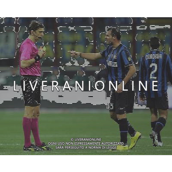 INTER - SAMPDORIA CAMPIONATO CALCIO SERIE A TIM 20/02/2010 NELLA FOTO LE PROTESTE DI DEJAN STANKOVIC CON L\'ARBITRO TAGLIAVENTO PER L\'ESPULSIONE DI CORDOBA ©LUZZANI/AGENZIA ALDO LIVERANI SAS