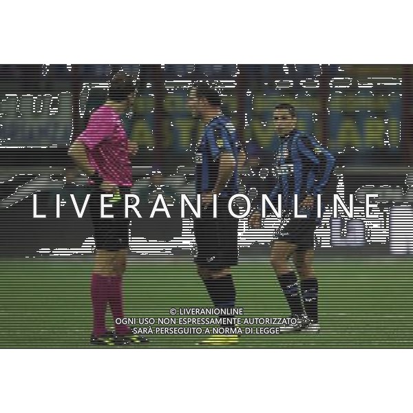 INTER - SAMPDORIA CAMPIONATO CALCIO SERIE A TIM 20/02/2010 NELLA FOTO LE PROTESTE DI DEJAN STANKOVIC CON L\'ARBITRO TAGLIAVENTO PER L\'ESPULSIONE DI CORDOBA ©LUZZANI/AGENZIA ALDO LIVERANI SAS