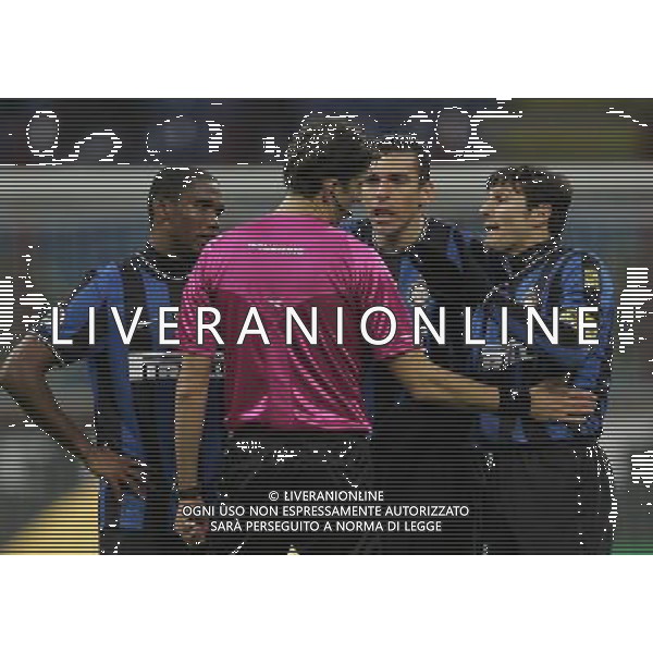 INTER - SAMPDORIA CAMPIONATO CALCIO SERIE A TIM 20/02/2010 NELLA FOTO LE PROTESTE DI SAMUEL ETO\'O, LUCIO E JAVIER ZANETTI CON L\'ARBITRO TAGLIAVENTO DOPO L\'ESPULSIONE DI CORDOBA ©LUZZANI/AGENZIA ALDO LIVERANI SAS