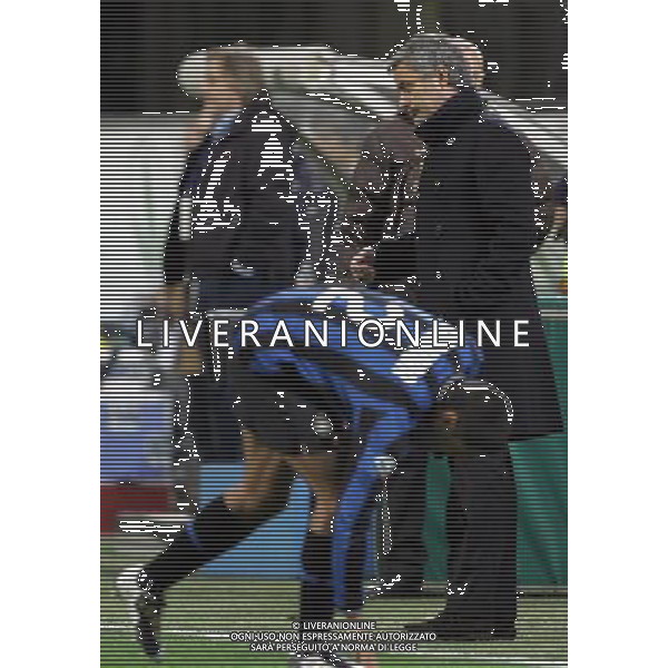 INTER - SAMPDORIA CAMPIONATO CALCIO SERIE A TIM 20/02/2010 NELLA FOTO JOSE\' MOURINHO E CORDOBA CHE LASCIA IL CAMPO DOPO L\'ESPULSIONE ©LUZZANI/AGENZIA ALDO LIVERANI SAS