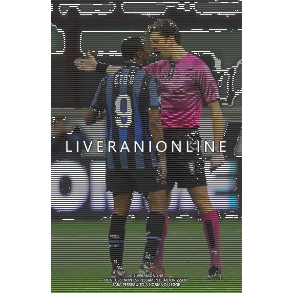 INTER - SAMPDORIA CAMPIONATO CALCIO SERIE A TIM 20/02/2010 NELLA FOTO PROTESTE DI SAMUEL ETO\'O CON L\'ARBITRO TAGLIAVENTO ©LUZZANI/AGENZIA ALDO LIVERANI SAS