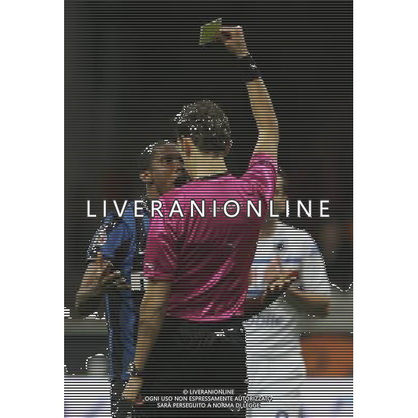 INTER - SAMPDORIA CAMPIONATO CALCIO SERIE A TIM 20/02/2010 NELLA FOTO ARBITRO TAGLIAVENTO ESTRAE IL CARTELLINO GIALLO PER L\'AMMONIZIONE PER SIMULAZIONE DI SAMUEL ETO\'O ©LUZZANI/AGENZIA ALDO LIVERANI SAS