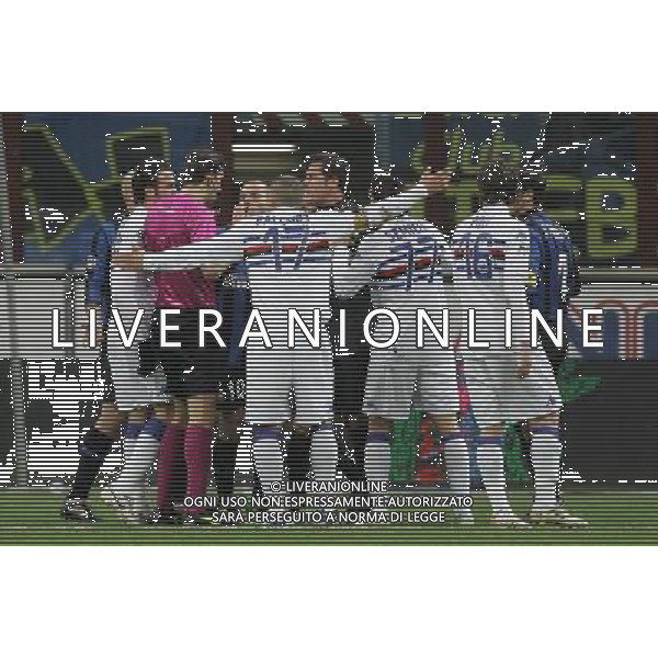 Milano 20-02-2010 Serie A TIM 2009/2010 inter-sampdoria 0:0 nella foto proteste giocatori inter per espusione walter samuel ph marco luzzani/ag aldo liverani s.a.s.