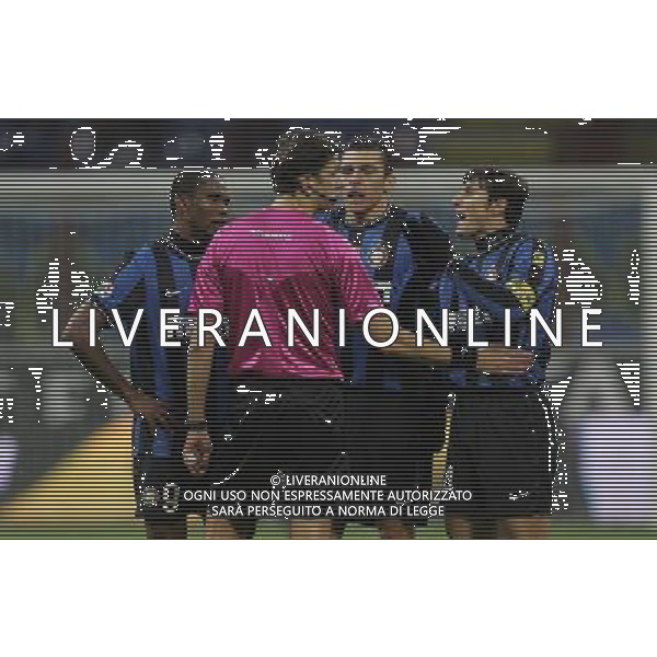 Milano 20-02-2010 Serie A TIM 2009/2010 inter-sampdoria 0:0 nella foto javier zanetti, lucio e samuel eto\'o protestano con l\'arbitro tagliavento ph marco luzzani/ag aldo liverani s.a.s.