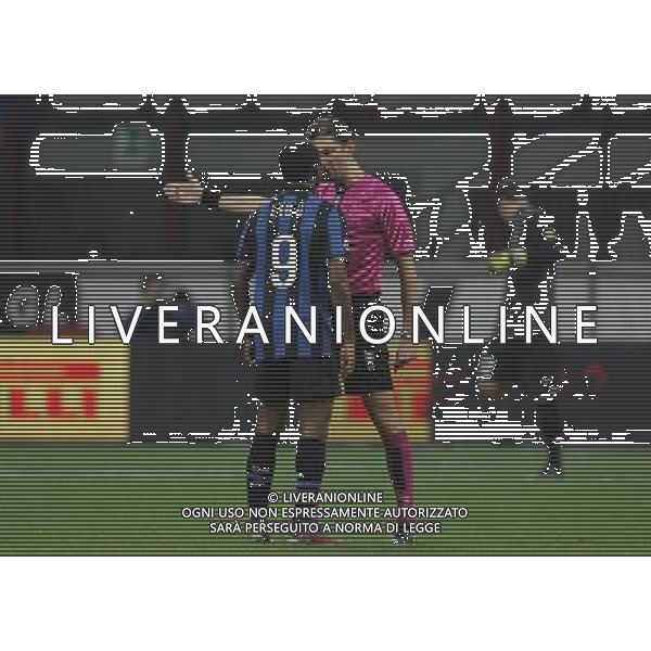 Milano 20-02-2010 Serie A TIM 2009/2010 inter-sampdoria 0:0 nella foto eto\'o protesta con l\'arbitro tagliavento ph marco luzzani/ag aldo liverani s.a.s.