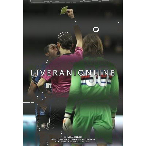 Milano 20-02-2010 Serie A TIM 2009/2010 inter-sampdoria 0:0 nella foto samuel eto\'o protesta con l\'arbitro tagliavento per l\'ammonizione ph marco luzzani/ag aldo liverani s.a.s.