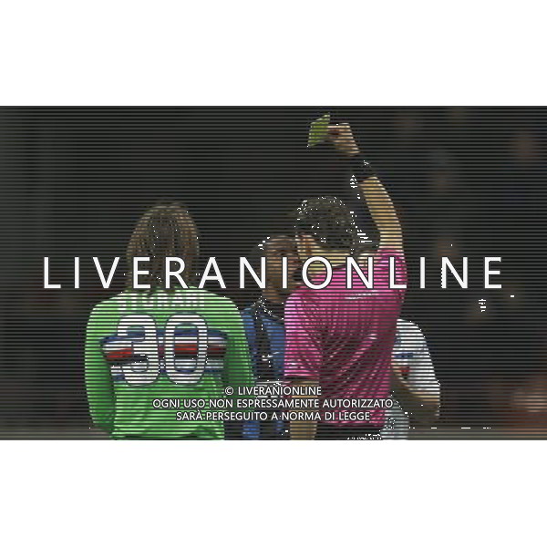 Milano 20-02-2010 Serie A TIM 2009/2010 inter-sampdoria 0:0 nella foto samuel eto\'o protesta con l\'arbitro tagliavento per l\'ammonizione ph marco luzzani/ag aldo liverani s.a.s.