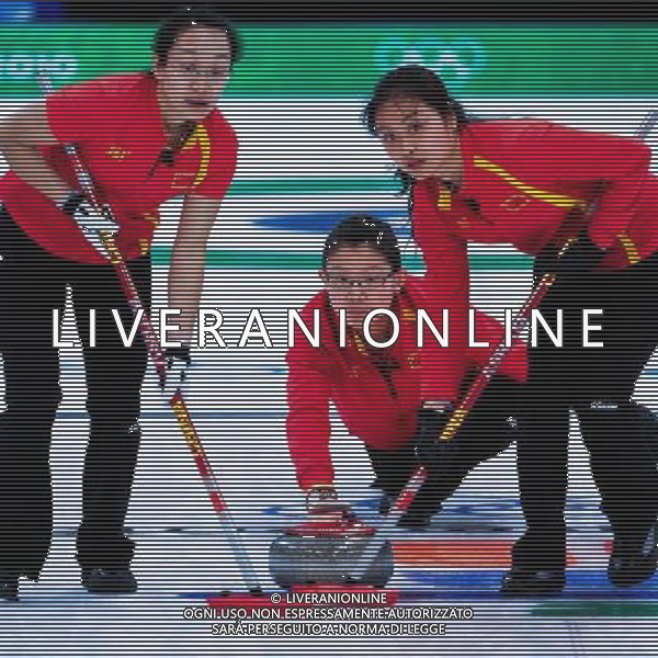 (100218) -- VANCOUVER, Feb. 18, 2010 () -- China\'s Wang Bingyu (C) throws the stone during the women\'s curling round robin match against Japan at the 2010 Winter Olympic Games in the Vancouver, Canada, on Feb. 18, 2010. China won 9-5. (/Qi Heng) (hy) /Agenzia Aldo Liverani Sas - ITALY ONLY - CANADA: 21mi GIOCHI OLIMPICI INVERNALI OLIMPIADI DI VANCOUVER 2010
