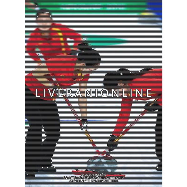(100218) -- VANCOUVER, Feb. 18, 2010 () -- China\'s Zhou Yan (L) and Yue Qingshuang (R) brush the ice during the women\'s curling round robin match against Japan at the 2010 Winter Olympic Games in the Vancouver, Canada, on Feb. 18, 2010. China won 9-5. (/Qi Heng) (hy) /Agenzia Aldo Liverani Sas - ITALY ONLY - CANADA: 21mi GIOCHI OLIMPICI INVERNALI OLIMPIADI DI VANCOUVER 2010