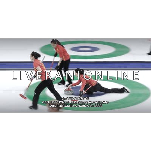(100218) -- VANCOUVER, Feb. 18, 2010 () -- China\'s Liu Yin (R) throws the stone during the women\'s curling round robin match against Japan at the 2010 Winter Olympic Games in the Vancouver, Canada, on Feb. 18, 2010. China won 9-5. (/Qi Heng) (hy) /Agenzia Aldo Liverani Sas - ITALY ONLY - CANADA: 21mi GIOCHI OLIMPICI INVERNALI OLIMPIADI DI VANCOUVER 2010