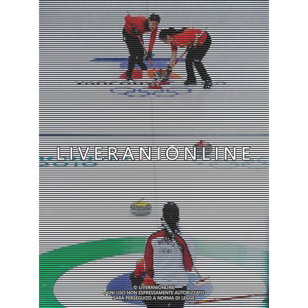 (100218) -- VANCOUVER, Feb. 18, 2010 () -- China\'s Yue Qingshuang (R) and Liu Yin (L) brush the ice during the women\'s curling round robin match against Japan at the 2010 Winter Olympic Games in the Vancouver, Canada, on Feb. 18, 2010. China won 9-5. (/Qi Heng) (hy) /Agenzia Aldo Liverani Sas - ITALY ONLY - CANADA: 21mi GIOCHI OLIMPICI INVERNALI OLIMPIADI DI VANCOUVER 2010