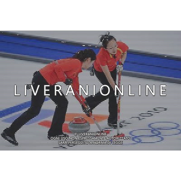 (100218) -- VANCOUVER, Feb. 18, 2010 () -- China\'s Yue Qingshuang (L) and Zhou Yan brush the ice during the women\'s curling round robin match against Japan at the 2010 Winter Olympic Games in the Vancouver, Canada, on Feb. 18, 2010. China won 9-5. (/Qi Heng) (hy) /Agenzia Aldo Liverani Sas - ITALY ONLY - CANADA: 21mi GIOCHI OLIMPICI INVERNALI OLIMPIADI DI VANCOUVER 2010